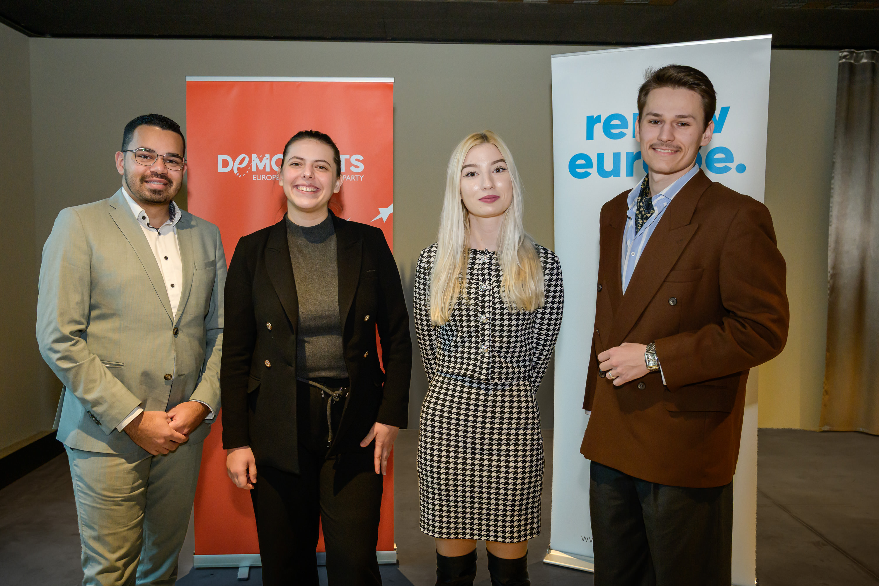 Mikka Ion Steinert mit Young European Democrats Teilnehmern