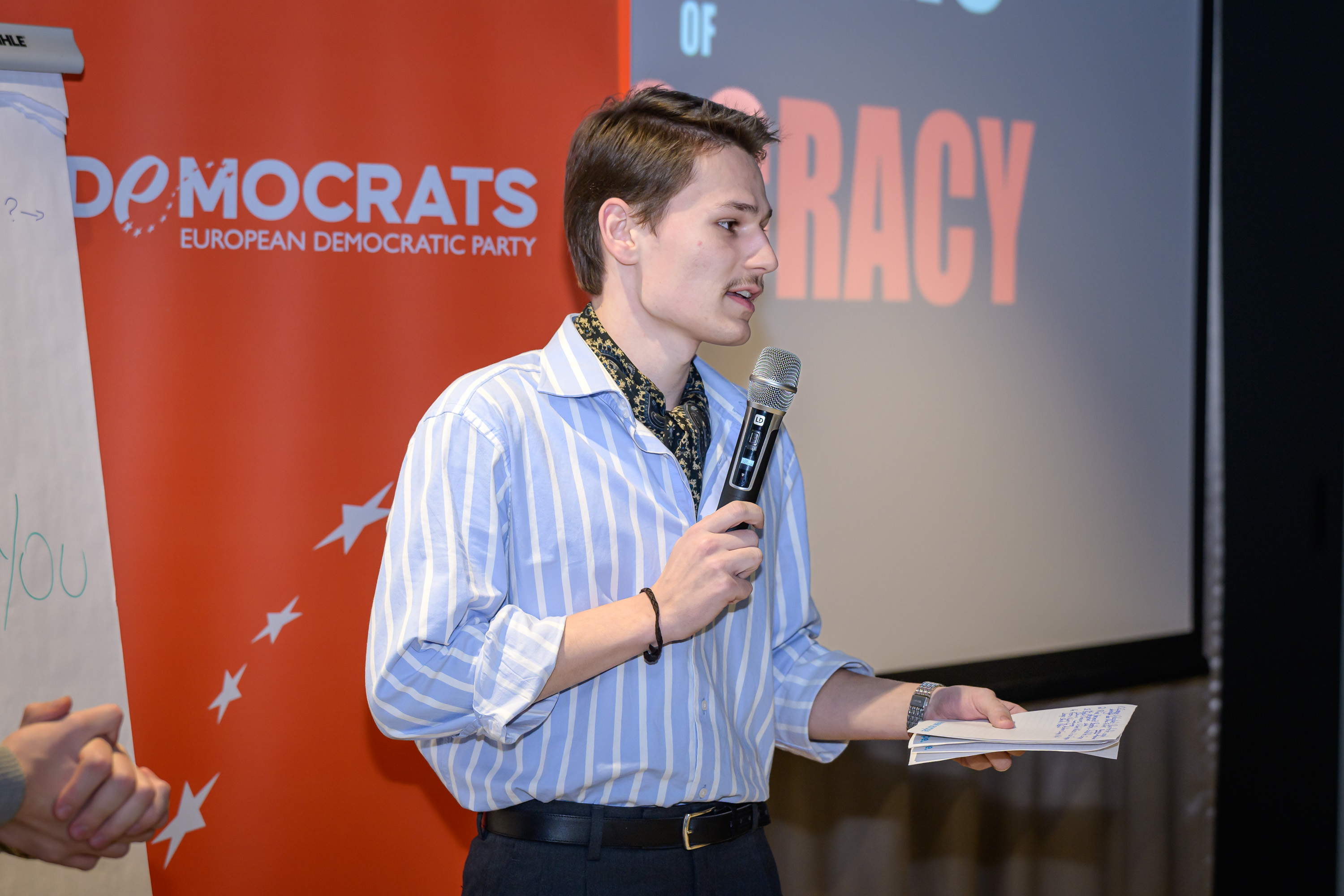 Mikka Ion Steinert am Mikrofon bei European Democratic Party Veranstaltung